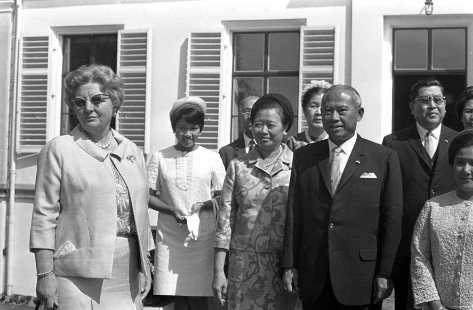 Premier van Thailand met echtgenote ontvangen door koningin Juliana op Paleis So, Bestanddeelnr 921-2900