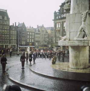 President Tito en diens echtgenote Jovanka Broz leggen een krans bij het Nationa, Bestanddeelnr 254-8710