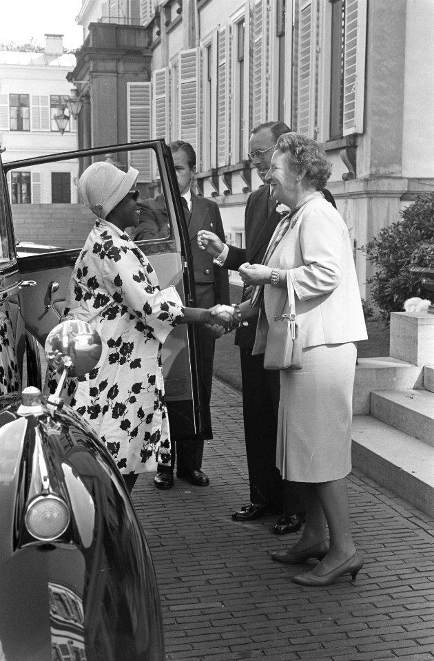President Tubman in ons land, de Koningin stelt haar dochter Marijke aan de fami, Bestanddeelnr 914-3152