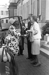 President Tubman in ons land, de Koningin stelt haar dochter Marijke aan de fami, Bestanddeelnr 914-3152