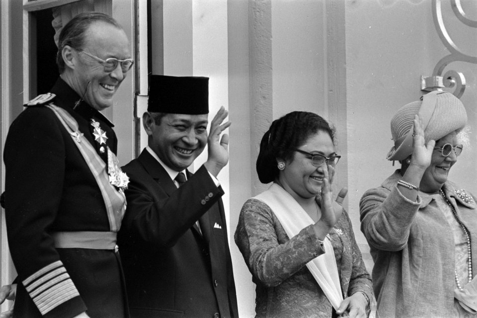 President Soeharto op Huis ten Bosch , Den Haag v.l.n.r. Prins Bernhard, Presid, Bestanddeelnr 923-8121