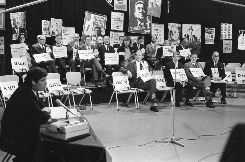 Presentator Wibo van de Linde (l) met kleine lijsttrekkers op de stoelen, Bestanddeelnr 924-4954