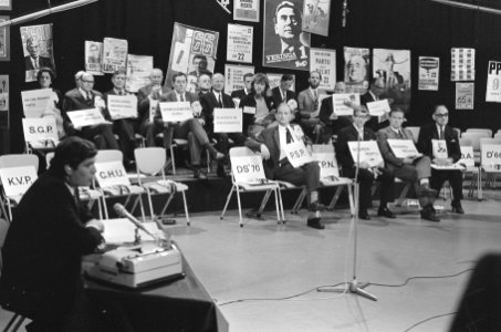 Presentator Wibo van de Linde (l) met kleine lijsttrekkers op de stoelen, Bestanddeelnr 924-4954