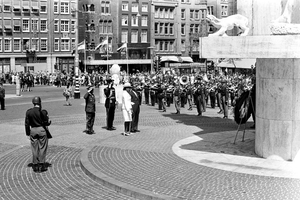 President Houphouët-Boigny en diens echtgenote leggen een krans bij het Monument, Bestanddeelnr 923-5655