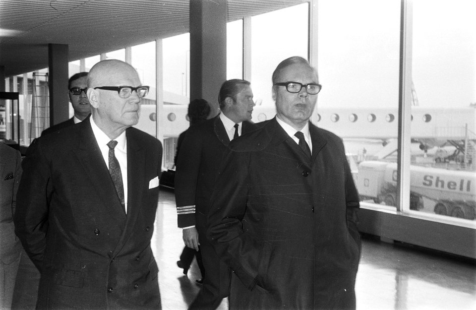 President Kekkonen van Finland is op doorreis op Schiphol links president Kekkon, Bestanddeelnr 923-9350