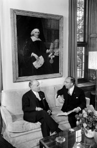 President Bourguiba in het Catshuis, hier in gesprek met Premier Cals (rechts), Bestanddeelnr 919-3318
