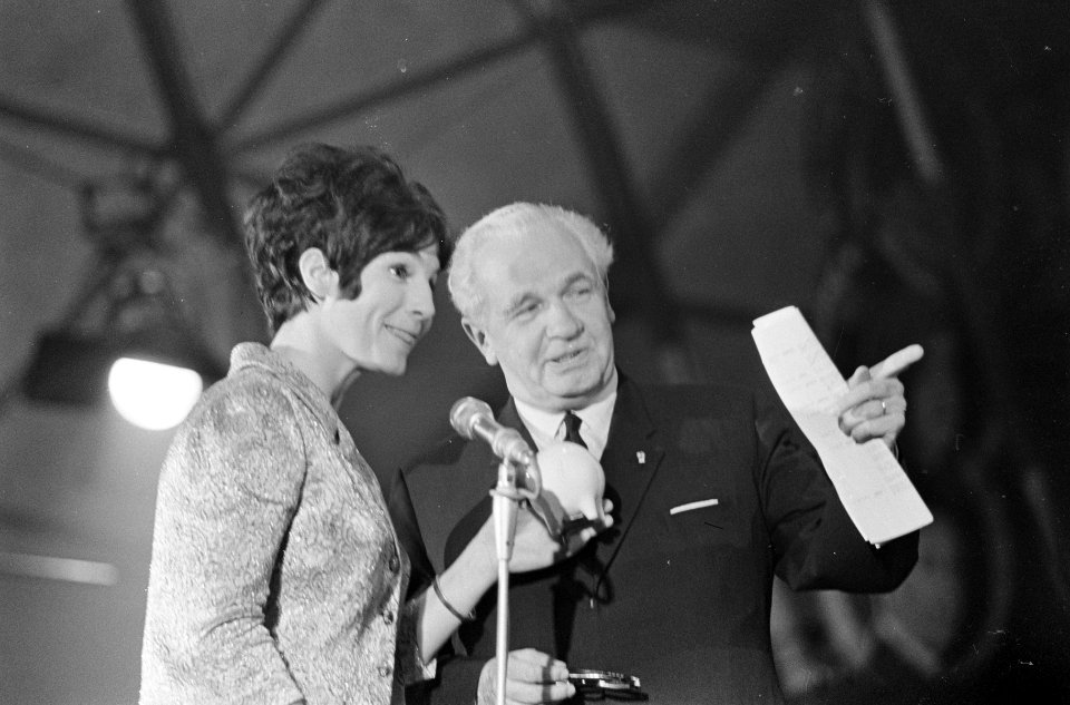Presentatrice Mies Bouwman samen met de voorzitter van de Tweede-Kamer, mr. Fran, Bestanddeelnr 919-7128