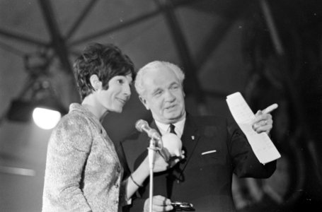 Presentatrice Mies Bouwman samen met de voorzitter van de Tweede-Kamer, mr. Fran, Bestanddeelnr 919-7128