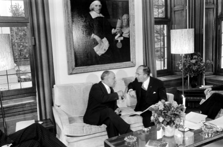 President Bourguiba in het Catshuis, hier in gesprek met Premier Cals (rechts), Bestanddeelnr 919-3319