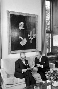 President Bourguiba in het Catshuis, hier in gesprek met Premier Cals (rechts), Bestanddeelnr 919-3315