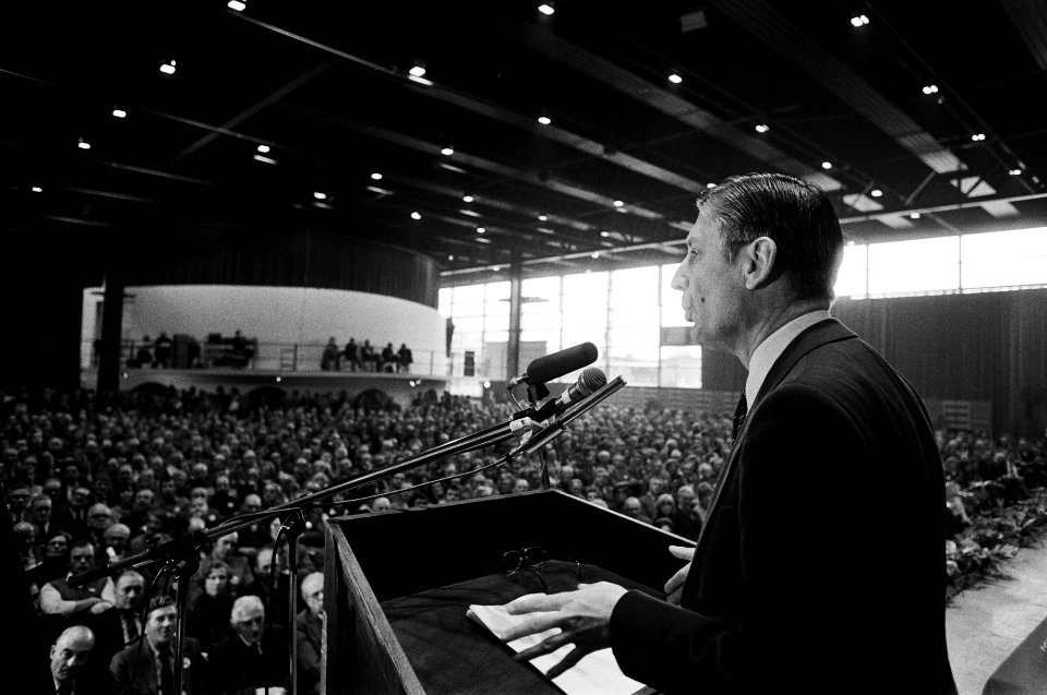 Premier Van Agt tijdens zijn rede, Bestanddeelnr 930-5878