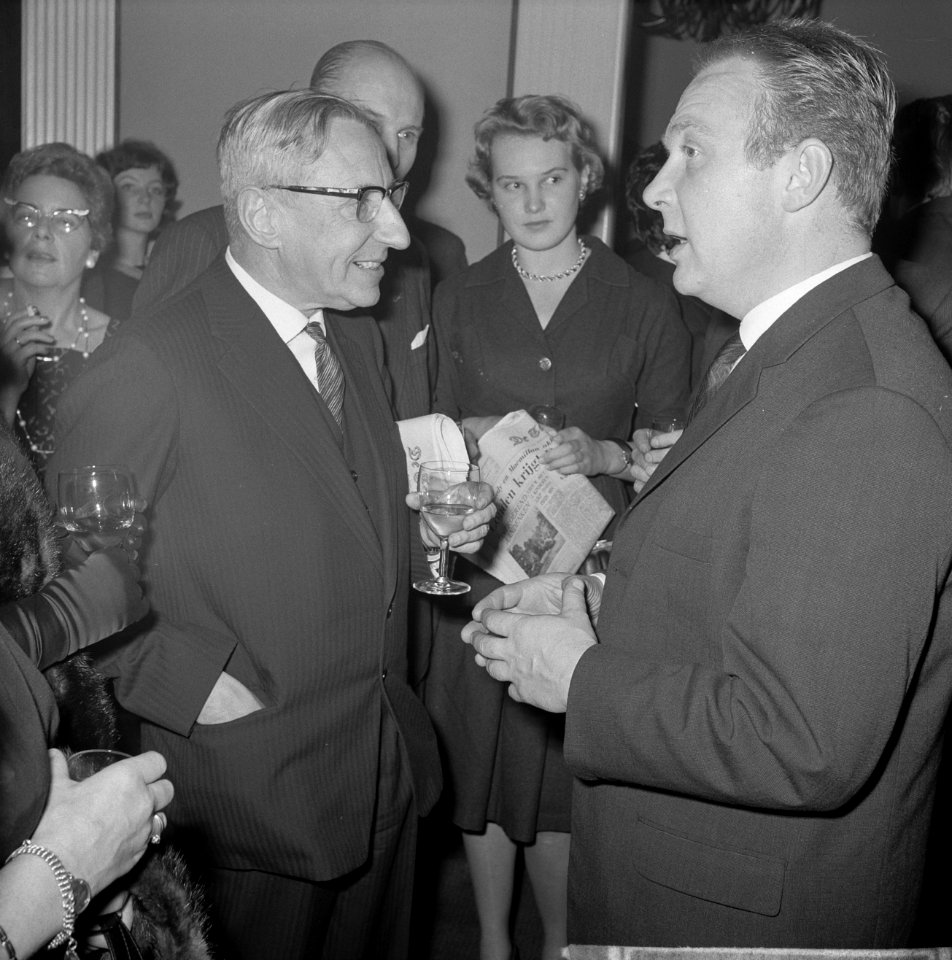Première van de verzetsfilm De Overval in Tuschinski, Minister President De Qu, Bestanddeelnr 914-6321