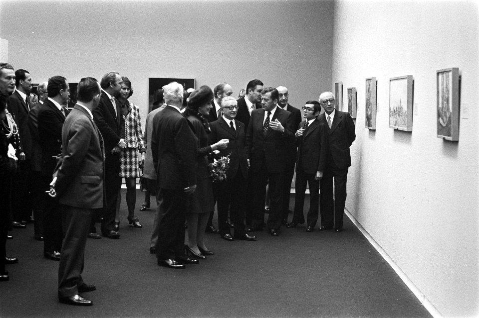 President Leone en Koningin Juliana worden rondgeleid in het Van Goghmuseum, Bestanddeelnr 926-7841