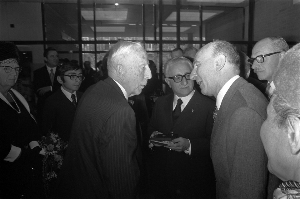 President Leone (tweede van rechts) tijdens het bezoek aan het Van Goghmuseum, Bestanddeelnr 926-7842