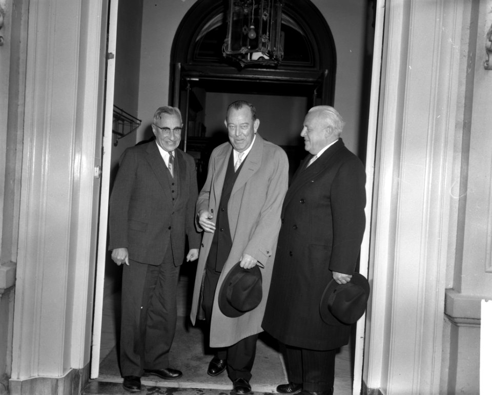Premier De Quay ontvangt Trygve Lie , vlnr prof De Quay , Trygve Lie en Noo, Bestanddeelnr 911-6817