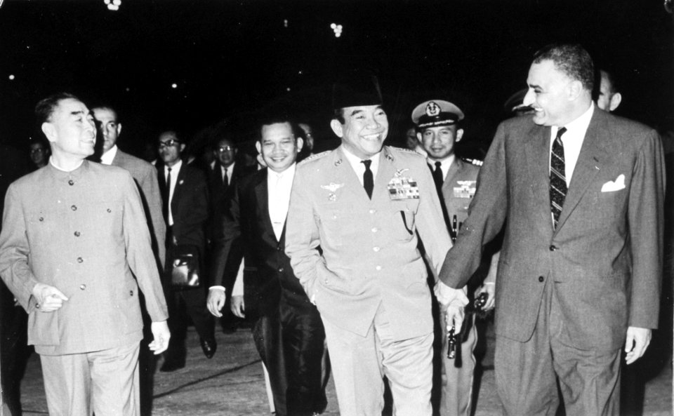 President Soekarno , Tsjou En Lai en Nasser ontmoeten elkaar, Bestanddeelnr 917-9276