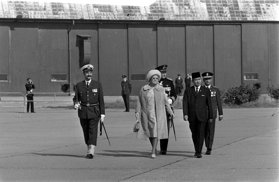 President Soeharto op Huis ten Bosch , Den Haag v.l.n.r. Prins Bernhard, Presid, Bestanddeelnr 923-8131