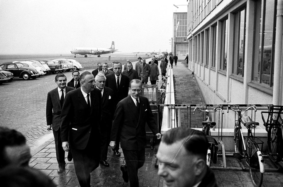 President direkteur KLM Mr H Alberda vliegend personeel bijeengeroepen voor to, Bestanddeelnr 915-7416