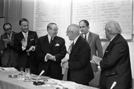 President-Commandant J E de Quay neemt afscheid van De Pous , Ruppert en Steen, Bestanddeelnr 926-5872