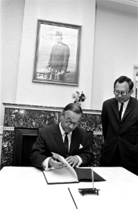Premier De Jong tekent condoleanceregister voor oud-president Soekarno op Indone, Bestanddeelnr 923-6167