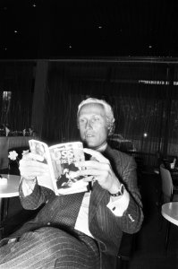 Presentatie boek USSR 1976-1990 van W. L. Oltmans Oltmans met boek, Bestanddeelnr 928-5439