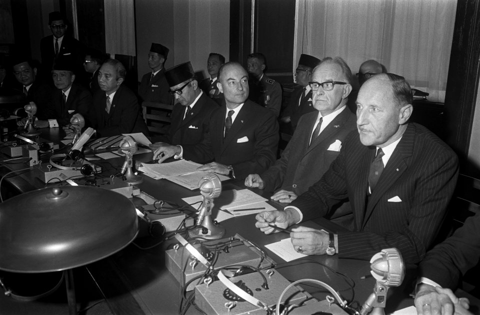 President Soeharto spreekt met leden van de Staten-Generaal in het gebouw van de, Bestanddeelnr 923-8148