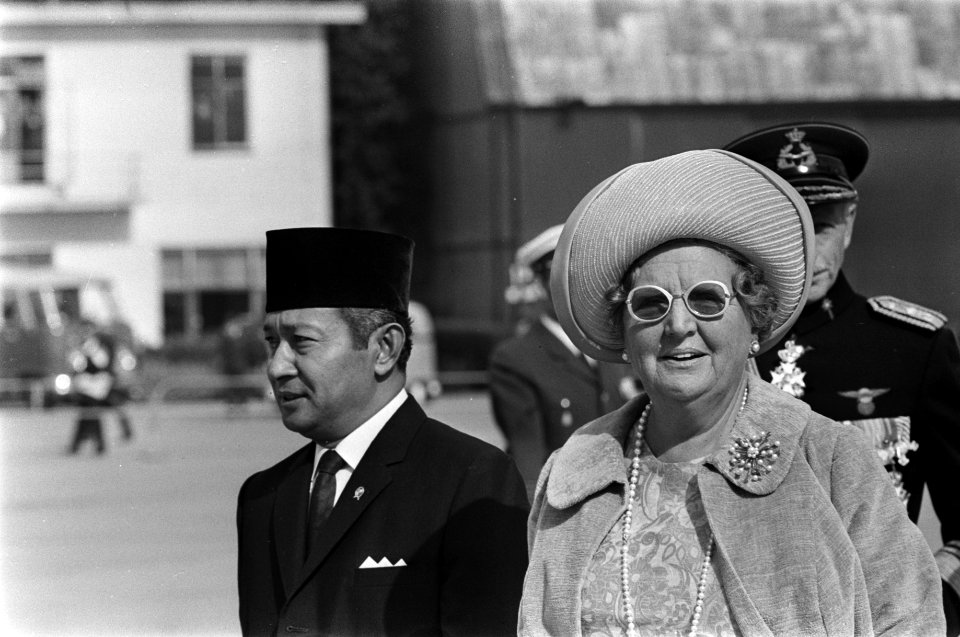 President Soeharto arriveert op Ypenburg president Soeharto en koningin Juliana, Bestanddeelnr 923-8108