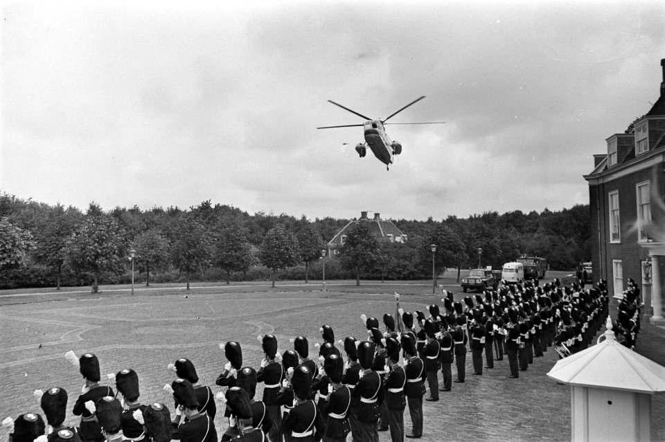 President Soeharto komt per helikopter aan bij Huis ten Bosch te Den Haag helik, Bestanddeelnr 923-8119