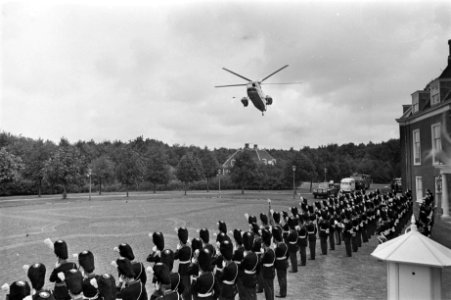 President Soeharto komt per helikopter aan bij Huis ten Bosch te Den Haag helik, Bestanddeelnr 923-8119