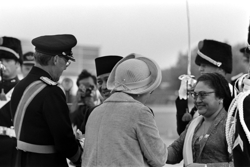 President Soeharto arriveert op Ypenburg, Bestanddeelnr 923-8111