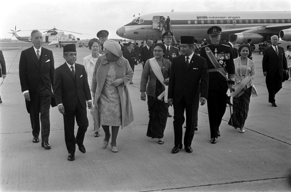 President Soeharto arriveert op Ypenburg, Bestanddeelnr 923-8117
