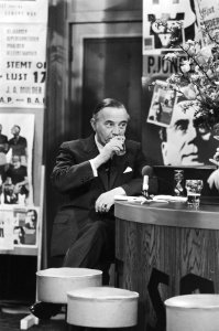 Premier De Jong aan de bar, Bestanddeelnr 924-4965