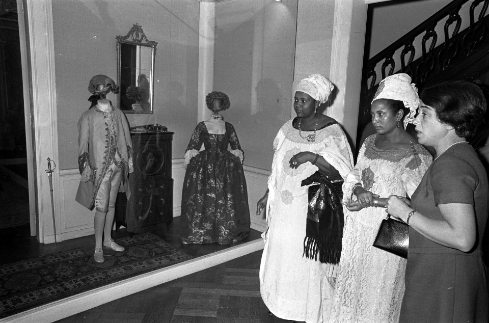 President van Niger voor de besprekingen in Rolzaal Den Haag de echtgenote van d, Bestanddeelnr 921-7439