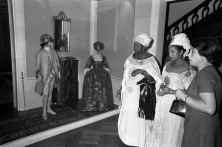 President van Niger voor de besprekingen in Rolzaal Den Haag de echtgenote van d, Bestanddeelnr 921-7439