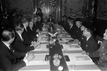 President Soeharto spreekt met Nederlandse ministers op Paleis ten Bosch, Bestanddeelnr 923-8145
