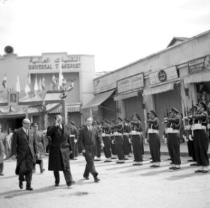 President Camille Chamoun inspecteert de erewacht bij een bezoek aan de Pauselij, Bestanddeelnr 255-6279