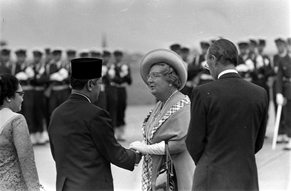 President Soeharto van Indonesie vertrekt van Ypenburg naar Duitsland koningin , Bestanddeelnr 923-8167