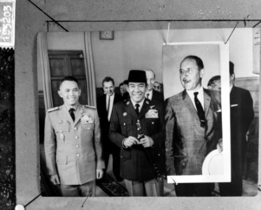 President Soekarno van Indonesië (midden) en minister van Buitenlandse Zaken Jos, Bestanddeelnr 918-5203