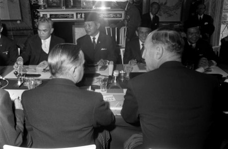 President Soeharto spreekt met Nederlandse ministers op Huis ten Bosch, Bestanddeelnr 923-8141