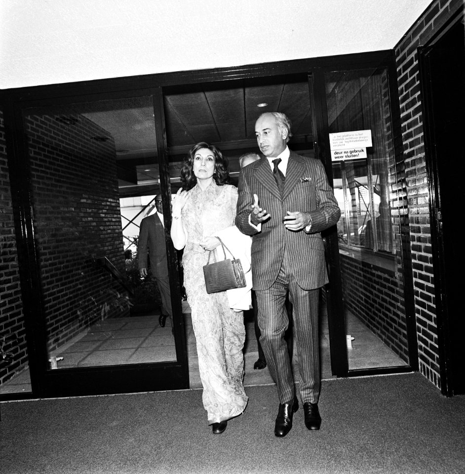 Premier Bhoetto van Pakistan met vrouw vertrekt van Schiphol, Bestanddeelnr 926-6875