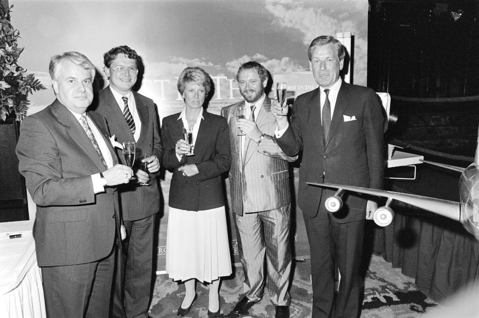 Presentatie KLM-film tweede van rechts filmmaker van Mierlo. links Ron Wunderin, Bestanddeelnr 933-6700