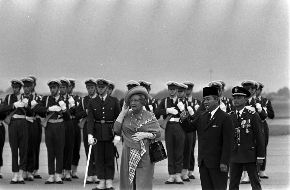 President Soeharto van Indonesie vertrekt van Ypenburg naar Duitsland Koningin , Bestanddeelnr 923-8168