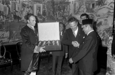 President Soeharto ontvangt geschenk van burgemeester Marijnen van Den Haag, Bestanddeelnr 923-8142