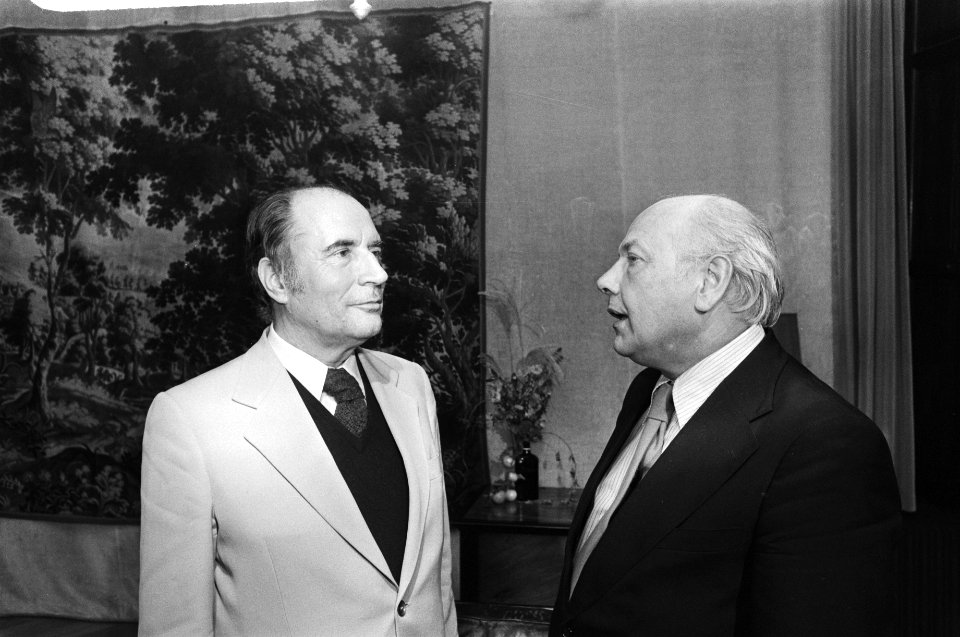Premier Den Uyl (r) ontvangt Franse socialistenleider François Mitterrand op Cat, Bestanddeelnr 928-8063
