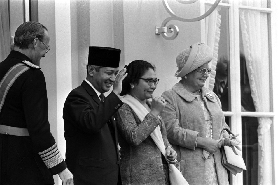 President Soeharto op Huis ten Bosch , Den Haag v.l.n.r. Prins Bernhard, Presid, Bestanddeelnr 923-8122