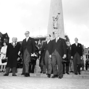 President van Argentinië, Arturo Frondizi in Nederland Voor het monument op de , Bestanddeelnr 911-3852