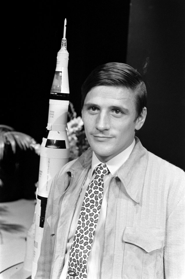 Presentator Henk Terlingen met een model van de maanraket Apollo-11, Bestanddeelnr 922-6256