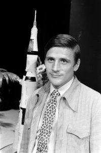 Presentator Henk Terlingen met een model van de maanraket Apollo-11, Bestanddeelnr 922-6256