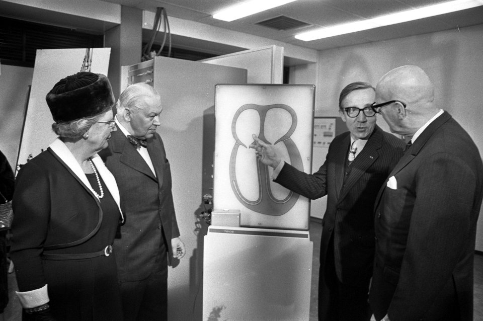 President Kekkonen en koningin Juliana bezoeken de Cardiologische Kliniek van pr, Bestanddeelnr 925-9800