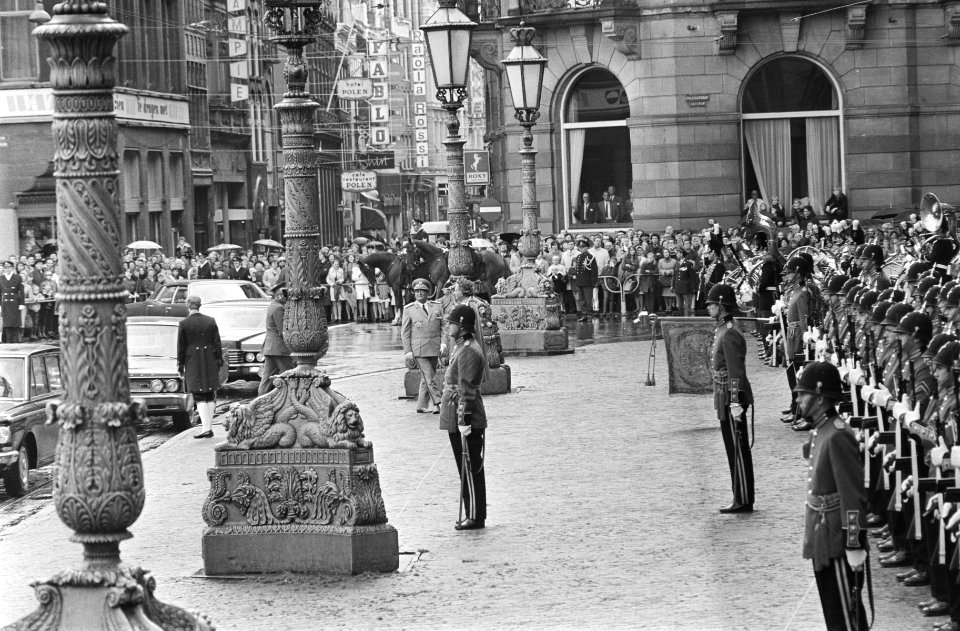 President Tito en koningin Juliana inspecteren de erewacht bij het Paleis op de , Bestanddeelnr 923-9372